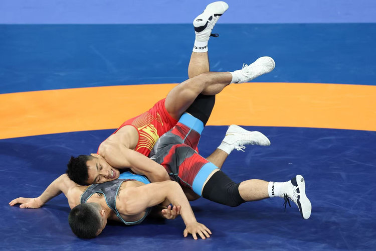 包含留尼汪岛选手玩转赛场斩获金牌的词条