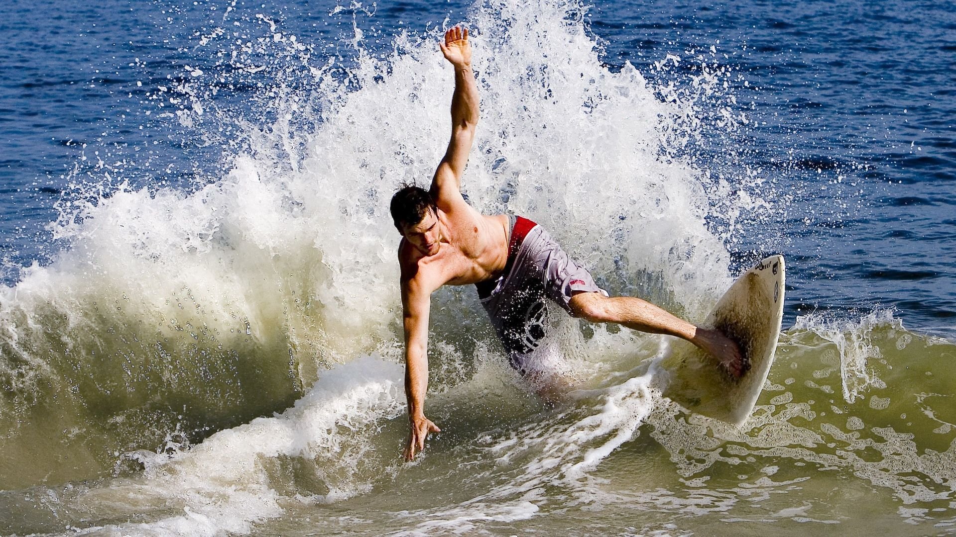 冰火淬炼，基耶萨压力下绽放，加拿大读秒绝杀希腊